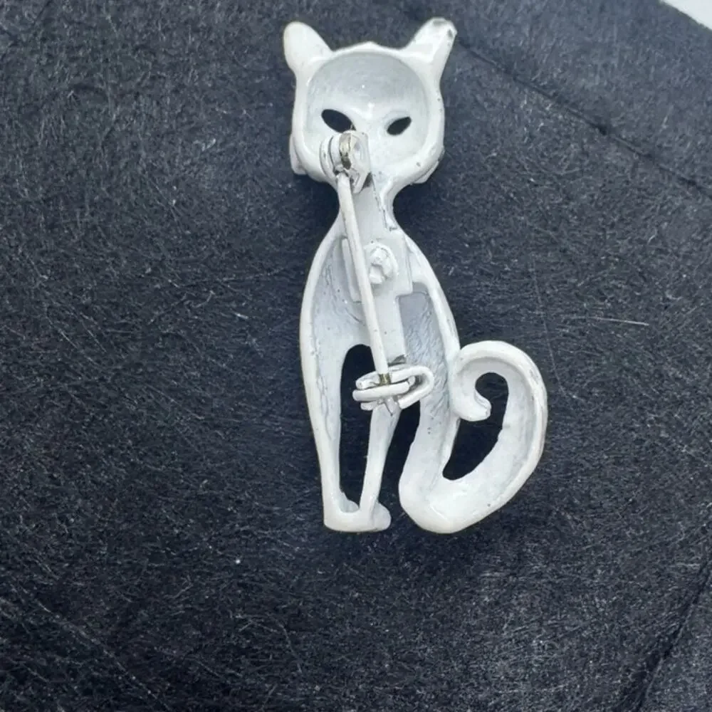 Vintage white cat, enamel pin, MCM, cat lovers,‎ witchy